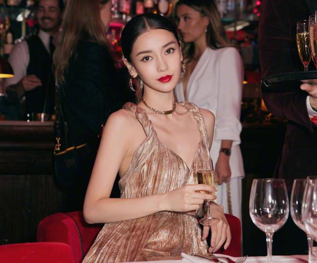 Angelababy腰围仅有54cm被网友大赞蚂蚁腰 高情商谈论退出演艺圈