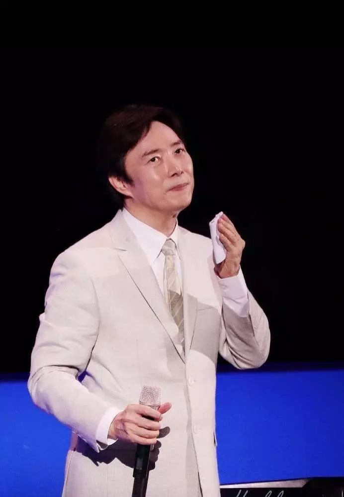 费玉清告别歌坛狠赚2亿,三姐弟太传奇,姐姐当尼姑哥哥是名主持