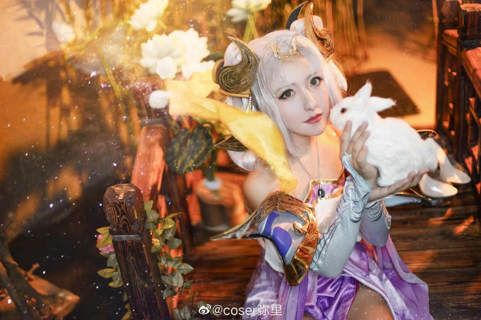 女玩家cos王者荣耀嫦娥,腿白颜值后期无敌!兄弟,借一步说话!