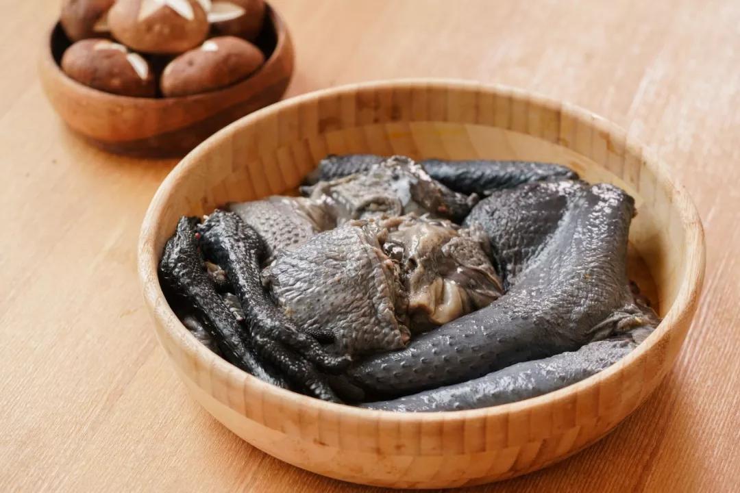 妈妈说天冷了必须喝党参枸杞乌鸡汤,补补!