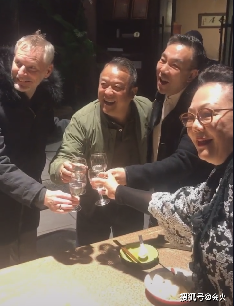 相声大师杨议妻子罕曝光,发福变样看不出是明星,结婚30年太恩爱
