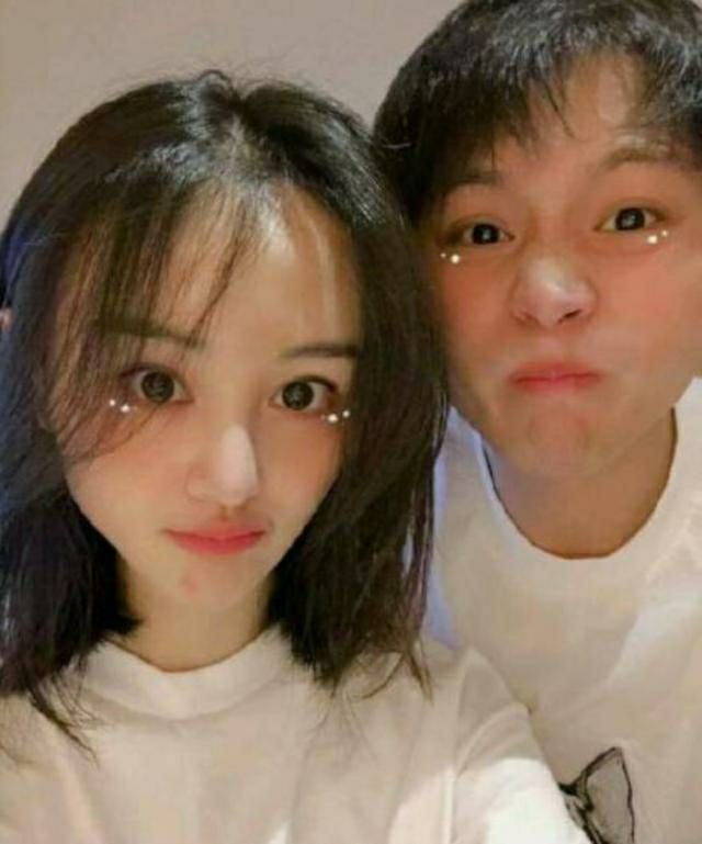 因行程出现分歧,郑爽再次选择妥协,同男友坐车一路晕车被无视