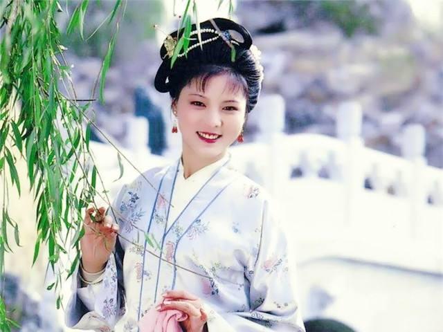 宝玉挨打后,袭人的表现被赞情商高,连王夫人都被她的演技折服