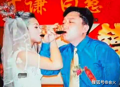 于谦携妻子参加活动,小10岁娇妻害羞站一旁,不似早前清秀模样