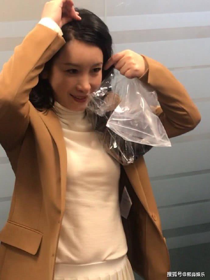 怀孕了?秦海璐王新军夫妇现身小心护肚,腹部隆起孕相十足