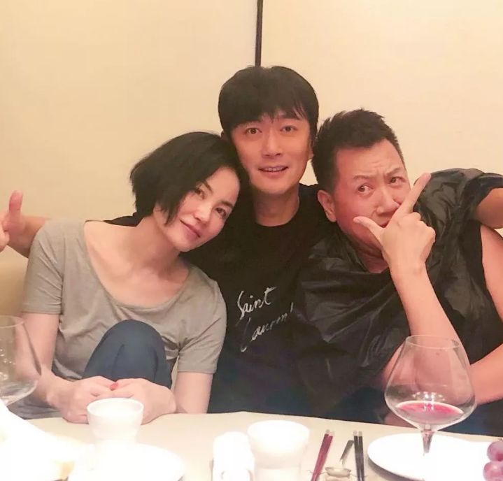 谢霆锋求婚王菲4次被拒恋嫩模?现又深夜回天后家?这对相差11岁的"姐弟"分没分?