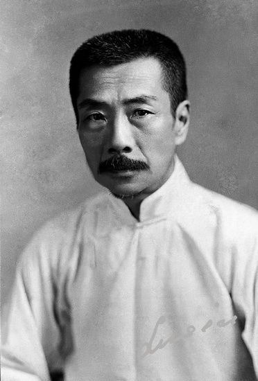 “相逢一笑泯恩仇”:你熟悉的许多名句,都有同一个作者——鲁迅!