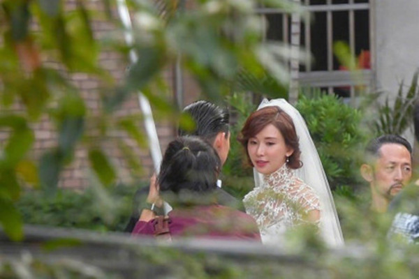 林志玲婚礼行头曝光 乡镇影楼风接地气