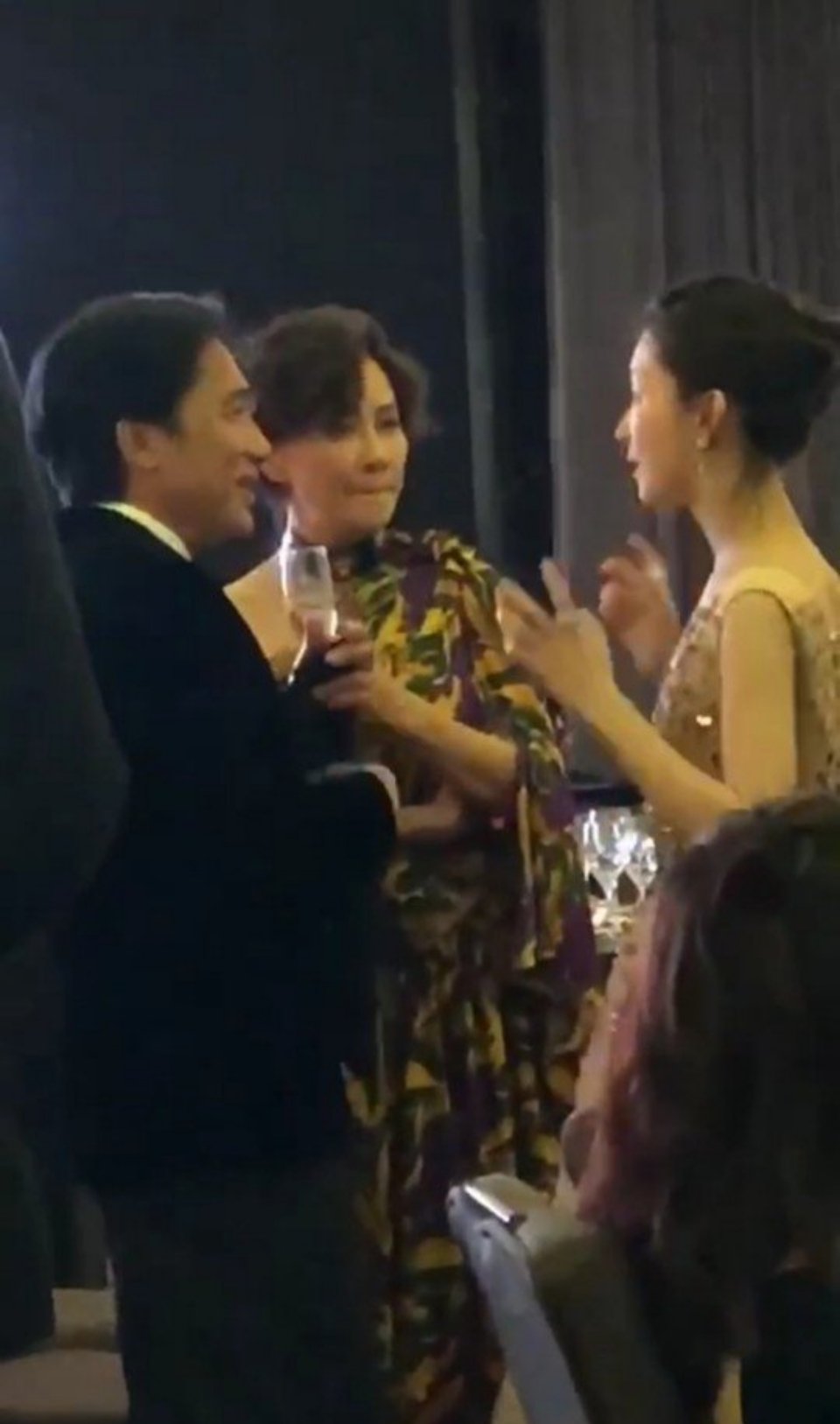 梁朝伟刘嘉玲问周冬雨演《少年的你》是不是真的剃了头,网友:一家三口既视感