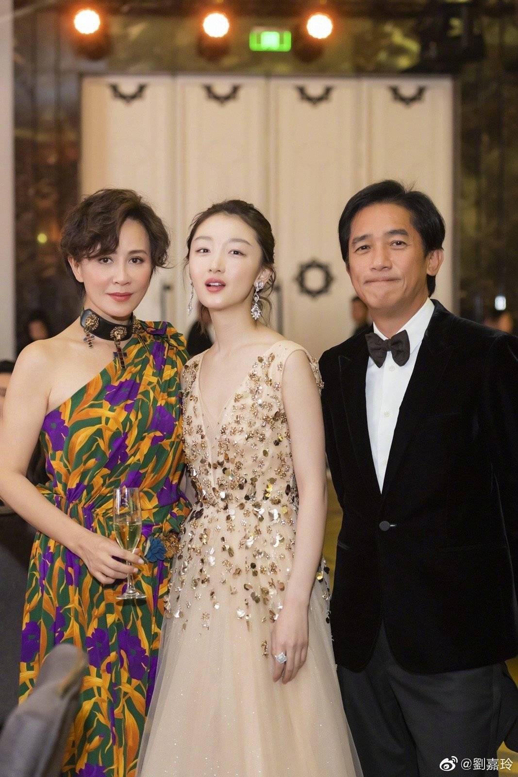 梁朝伟刘嘉玲问周冬雨演《少年的你》是不是真的剃了头,网友:一家三口既视感