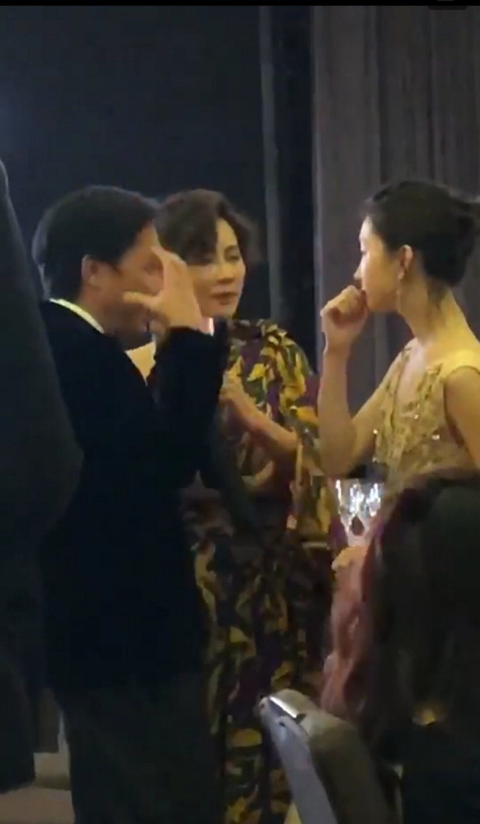 梁朝伟刘嘉玲问周冬雨演《少年的你》是不是真的剃了头,网友:一家三口既视感