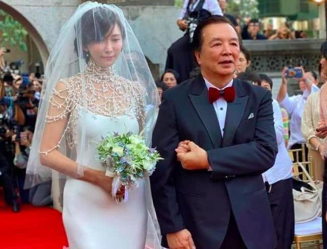 林志玲在敬酒的时候亲自承认:不会退出内地娱乐圈