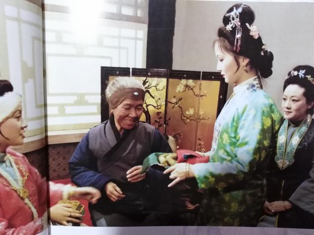 刘姥姥二进荣国府获赠100两银子,王夫人的赠言,读来句句扎心