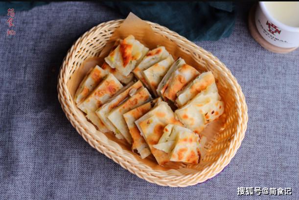 烙饼时,最忌讳直接加热水,多加1步,油饼又香又多层,还不硬