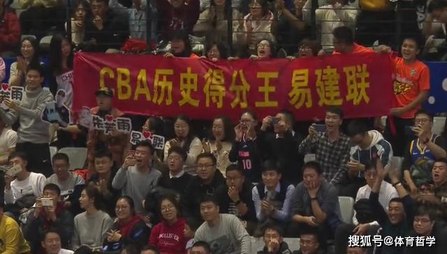 祝贺!易建联加冕CBA得分王,朱芳雨乐开了花,全场观众高喊MVP