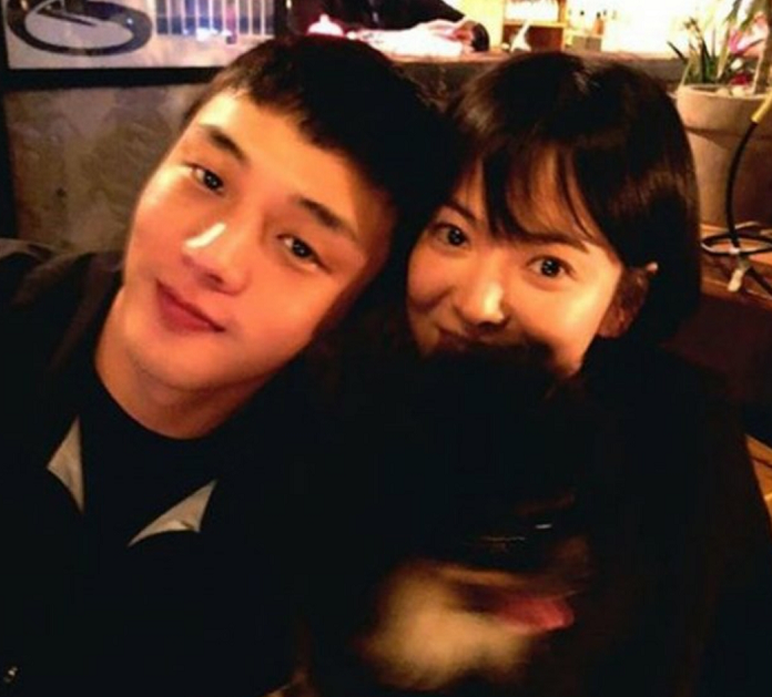 双宋离婚后状态好转,宋仲基游玩,宋慧乔生日有男性友人相陪