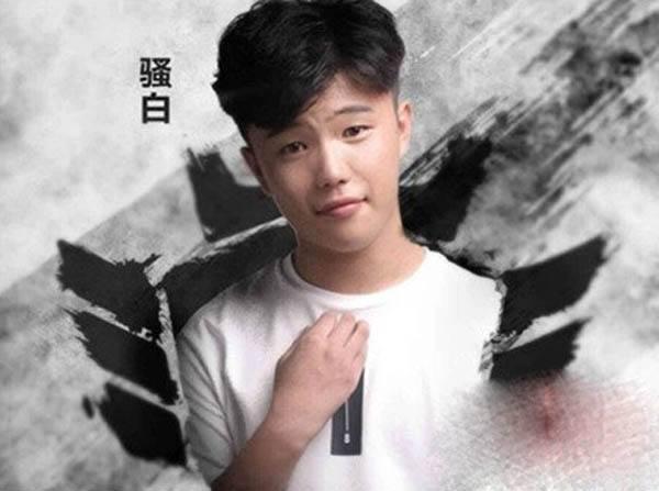 骚白放弃斗鱼签约了快手?粉丝们看到直播内容乐得不行