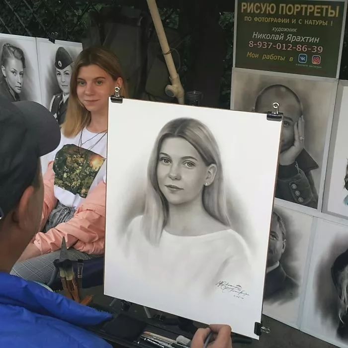 为了生计,街头画家练就1个小时,画出一张逼真的肖像