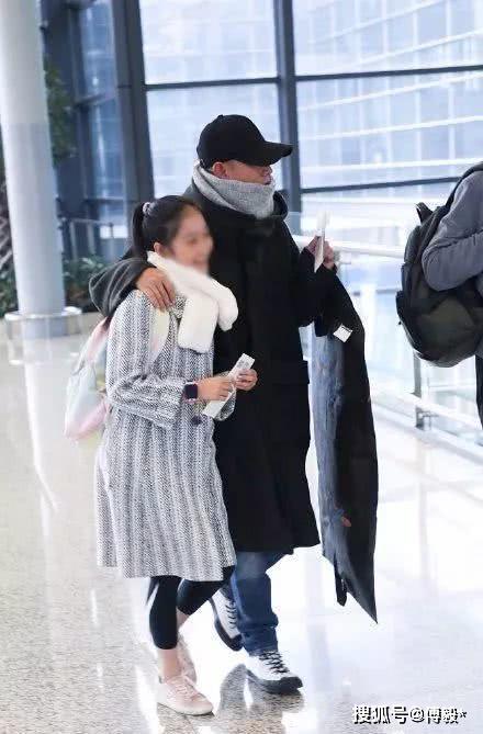 文章与11岁女儿现身机场,小姑娘女大十八变撞脸关晓彤