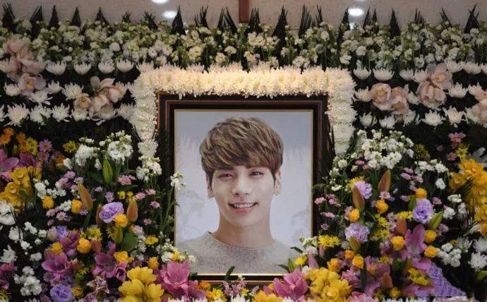 2年3位好友自杀!IU演唱途中获知具荷拉死讯,疑受打击唱不下去