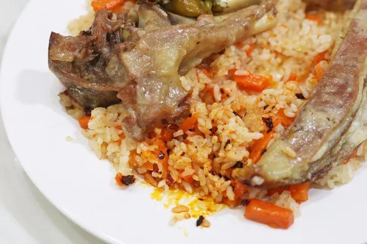灵魂拷问:吃新疆抓饭真的要用手么