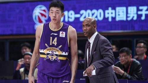 男篮放弃预选赛!杜峰考虑四年后,易建联退队,周琦能当大任?
