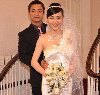 24岁封影后, 被骗嫁给大10岁导演被家暴, 后二婚嫁给奥运冠军