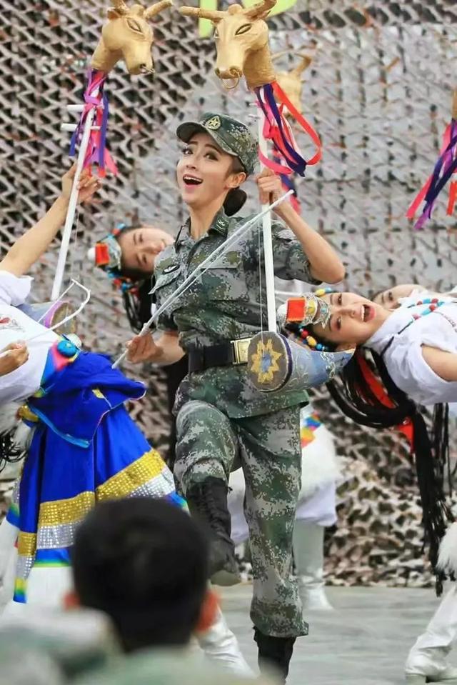 芳华永不谢幕,文艺女兵陈思瑶泪别军营