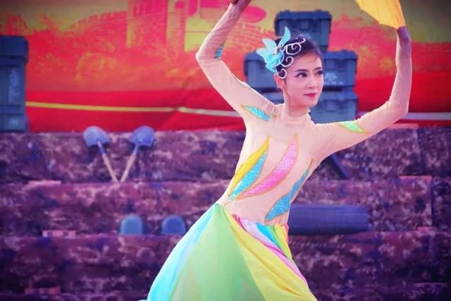芳华永不谢幕,文艺女兵陈思瑶泪别军营