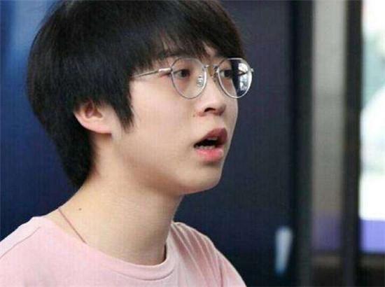 嗨氏被粉丝嘲渣男?直播过劳喷血场面骇人,网友:保住小命要紧