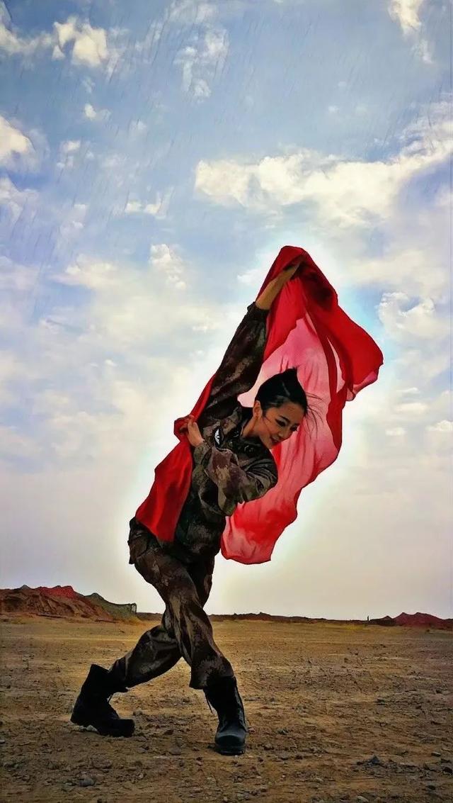 芳华永不谢幕,文艺女兵陈思瑶泪别军营
