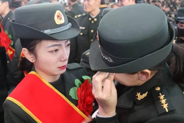 芳华永不谢幕,文艺女兵陈思瑶泪别军营