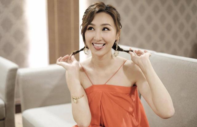 TVB女神新剧宣传穿吊带晒线条手臂 疑似真空上阵大秀美背