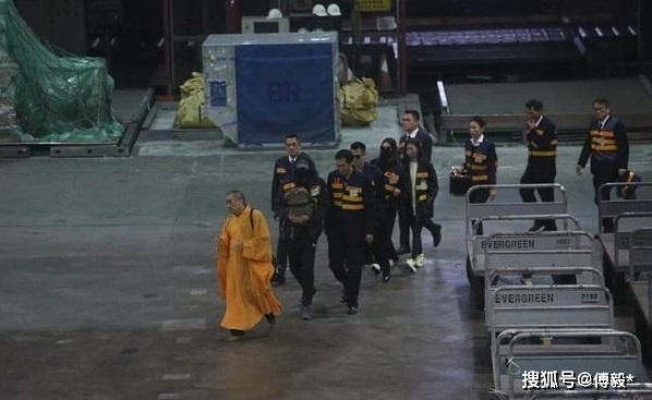 高以翔女友Bella同机抵台表情凝重,高家大哥已布置好灵堂事宜