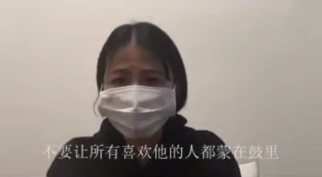 高以翔遗体抵达台湾,女友乘坐飞机一路陪同,首度露面十分憔悴