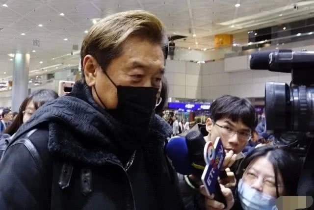高以翔遗体抵达台湾,女友乘坐飞机一路陪同,首度露面十分憔悴