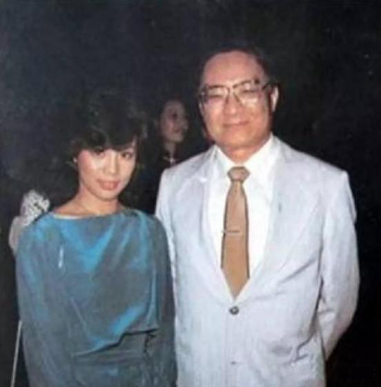 金庸和饰演他笔下人物的演员们的合影,图四让观众怀念了三十多年