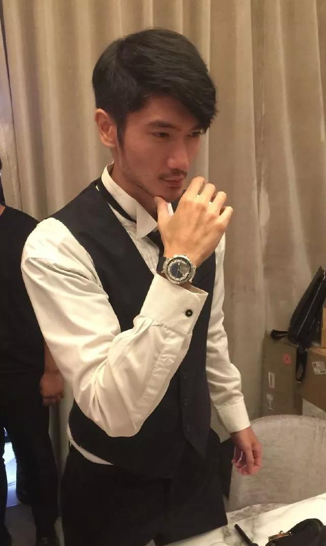 高以翔遗体抵达台湾,女友乘坐飞机一路陪同,首度露面十分憔悴