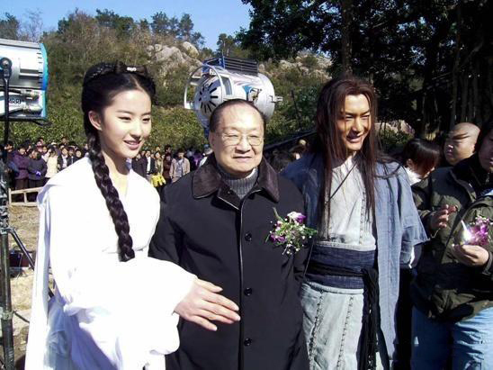 金庸和饰演他笔下人物的演员们的合影,图四让观众怀念了三十多年
