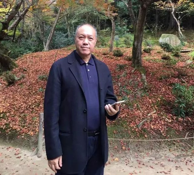 高以翔遗体抵达台湾,女友乘坐飞机一路陪同,首度露面十分憔悴