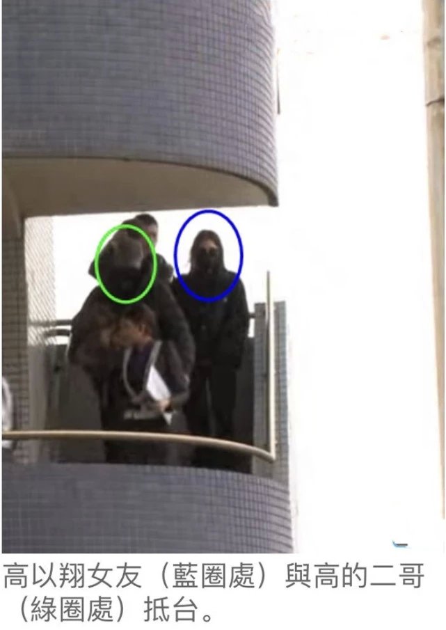 高以翔遗体抵达台湾,女友乘坐飞机一路陪同,首度露面十分憔悴