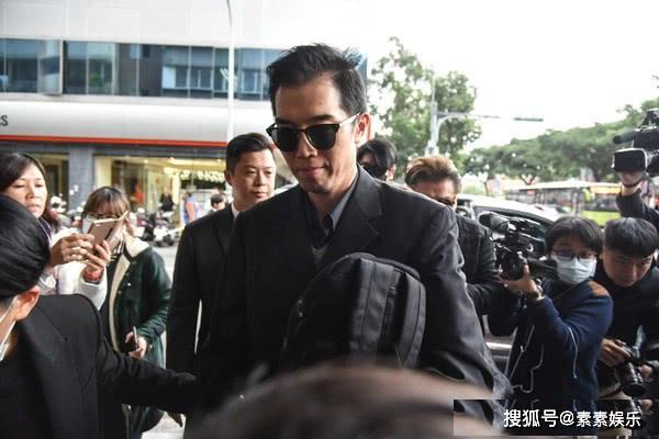 高以翔举行头七仪式:高爸拿掉口罩走出阴霾,大哥背遗物到场