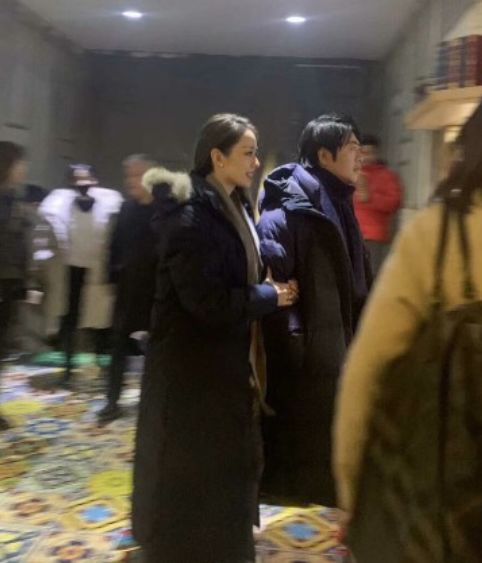 郎朗吉娜夫妇出行撒狗粮画面甜,吉娜全程紧贴郎朗手臂一脸幸福笑