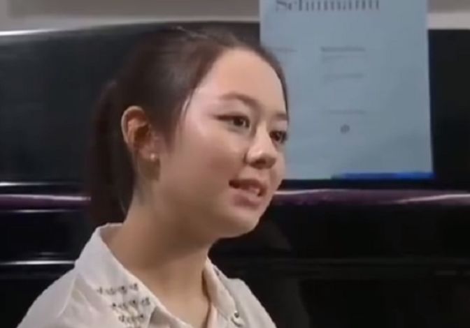 郎朗吉娜夫妇出行撒狗粮画面甜,吉娜全程紧贴郎朗手臂一脸幸福笑