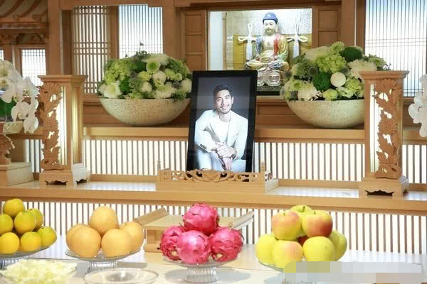 高以翔头七,黑人与范玮琪现身灵堂致意,一到场就情绪激动送拥抱