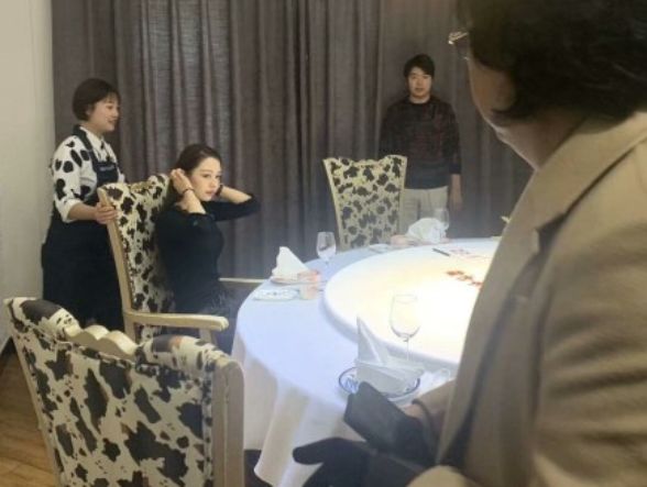郎朗吉娜夫妇出行撒狗粮画面甜,吉娜全程紧贴郎朗手臂一脸幸福笑