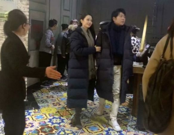 郎朗吉娜夫妇出行撒狗粮画面甜,吉娜全程紧贴郎朗手臂一脸幸福笑