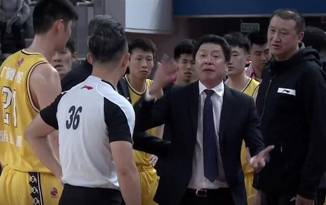 19分惨败!李春江赛后大闹CBA技术台,不满裁判针对广厦吹黑哨