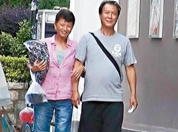 67岁李修贤仅比周润发大三岁,苍老相貌像两代人,曾是周星驰伯乐