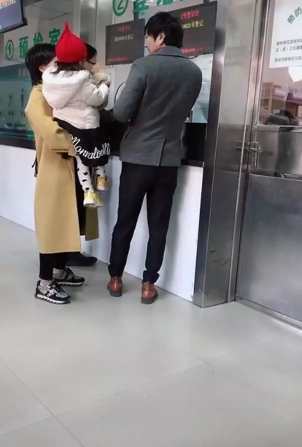 王大治近照曝光像老头,带女儿排队打针非常接地气